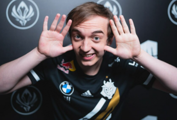 CKTG 2023: Faker sốc trước món quà độc lạ của Caps