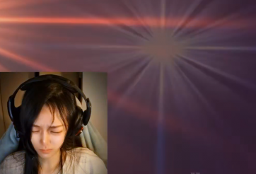 VIDEO: Ăn flash trắng màn hình, nữ streamer bất lực buông chuột