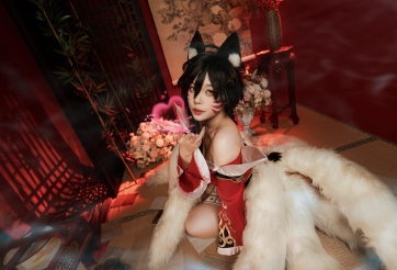 Yoonsul cosplay Hồ Ly Chín Đuôi Ahri trong LMHT