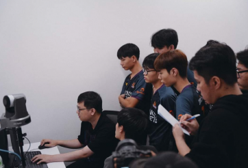 Chán làm chủ tịch, SofM xắn tay áo vào làm luôn HLV trưởng VKE