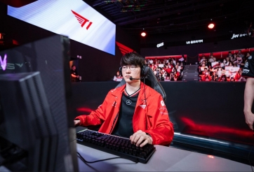 Faker hết lời ca ngợi 'đàn em' sau chiến thắng hủy diệt trước HLE