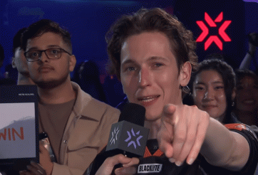 Boaster ‘gáy khét’ trên sân khấu: ‘Lão sư của các bạn tới đây’