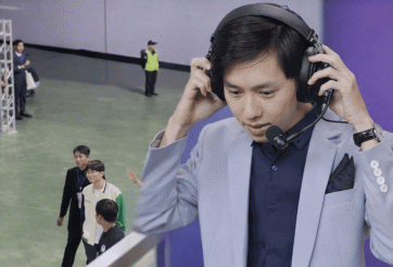 Văn Tùng đứng từ xa lặng nhìn T1 quay bước