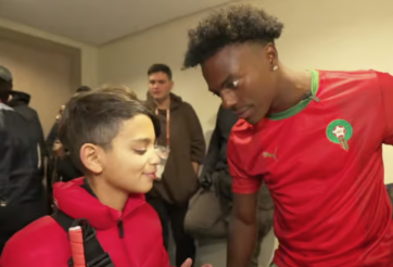 IShowSpeed tặng điện thoại cho fan