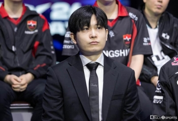 HLV Tom: 'Không phải lần đầu thay thế kkOma, nhưng tôi vẫn áp lực'