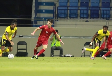 Sao trẻ ĐT Việt Nam biến 4 cầu thủ Malaysia thành những 'gã hề'