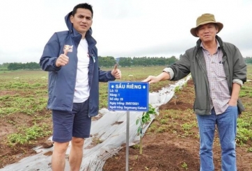 Kiatisak tham gia hoạt động đặc biệt với bầu Đức trước khi về Thái Lan