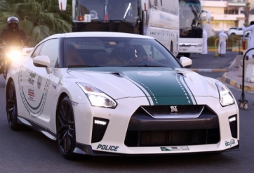 Góc chịu chơi: Cảnh sát UAE dùng siêu xe hộ tống tuyển bóng đá Việt Nam