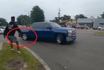 VIDEO: Bán tải Chevrolet trổ tài drift trên phố đến rụng cả bánh xe