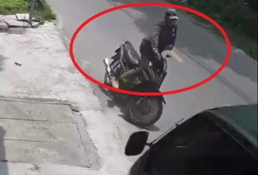 VIDEO: 'Thần chết' ngủ quên với người đàn ông đi xe máy