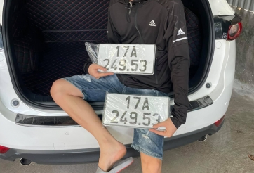 Chủ xe Mazda CX-5 cắt đôi biển số khi bấm trúng dãy số 49.53