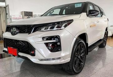 Cận cảnh Toyota Fortuner GR Sport tại đại lý, thiết kế thể thao ấn tượng
