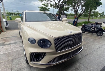 'Choáng': Thương vụ đổi xe Bentley Bentayga 21 tỷ lấy 2 cây lan đột biến
