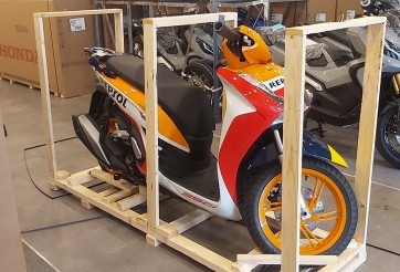 Cận cảnh Honda SH 350i Repsol đầu tiên về Việt Nam, giá đắt ngang Grand i10