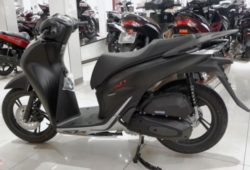 Ảnh thực tế Honda SH 2022 màu đen nhám tại đại lý, giá 98 triệu đồng