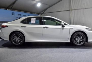 Toyota Camry Hybrid bất ngờ về Việt Nam với thiết kế mới, đe nẹt Lux A2.0