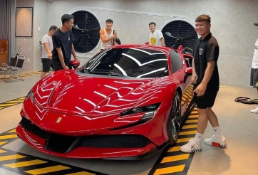 Quang Hải và đồng đội “tập thể lực” với Ferrari SF90 Stradale