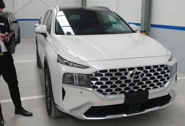 Lô xe Hyundai Santa Fe 2022 bất ngờ về đại lý, thêm trang bị đấu Fortuner