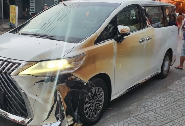 Xót xa showroom xe sang bốc cháy tại Sài Gòn, 'xế hộp' 7 tỷ cháy xém