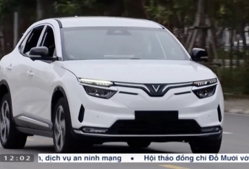 Ông Phạm Nhật Vượng cầm lái VinFast VF 8 chở Chủ tịch nước Nguyễn Xuân Phúc