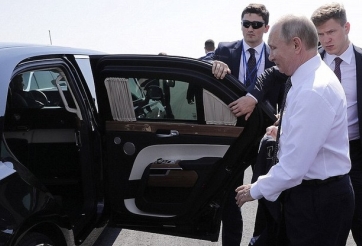 Khám phá xe limousine bọc thép “khủng” phục vụ Tổng thống Nga Vladimir Putin