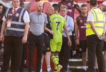 Ronaldo có hành động gây 'phẫn nộ' sau trận 'thảm bại' của MU