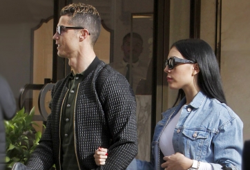 Bà xã bất ngờ xuất hiện, Ronaldo ở lại MU chỉ là tin đồn thất thiệt?