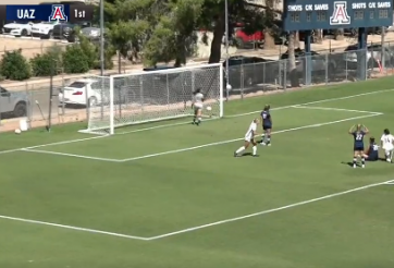 VIDEO: Nữ cầu thủ gây sốt với tư thế ghi bàn cực lạ