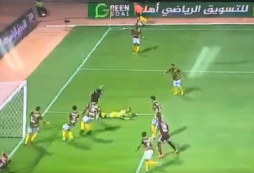 VIDEO: Ăn vạ kiếm penalty, ai ngờ làm mất oan bàn thắng của đồng đội