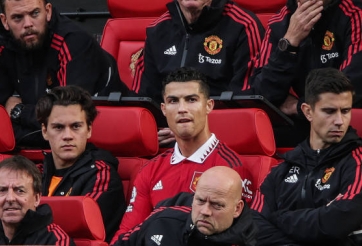 Ronaldo 'lắc đầu' khi bị thay ra trong trận MU vs Newcastle
