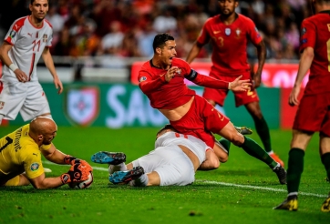 Tin chuyển nhượng 6/11: MU chốt người từng khiến Ronaldo 'cúi đầu'