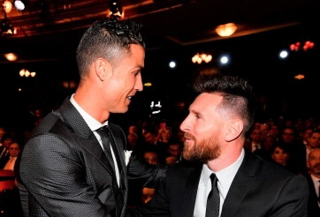 Ronaldo cười 'tươi như hoa' khi nhắc đến Messi trong buổi phỏng vấn