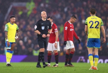 Trọng tài trận MU vs Nottingham Forest bất ngờ nhận chỉ trích từ cả hai đội