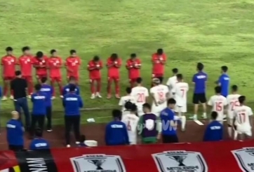 Tuyển Lào nhận cơn mưa lời khen với hành động cúi chào BHL Việt Nam