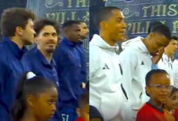 Sự cố khó tin ở trận Aston Villa vs PSG khiến các cầu thủ phải cố nhịn cười