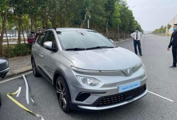 Giải pháp khi ô tô điện VinFast hết pin giữa đường với 300.000 đồng