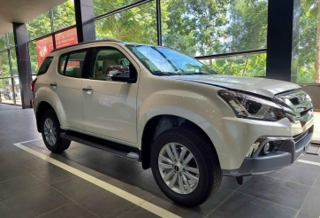 Giảm giá kịch sàn, mẫu SUV 7 chỗ này đang có giá rẻ nhất Việt Nam