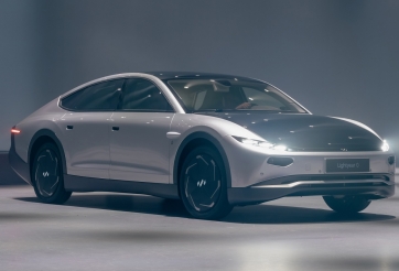 Khám phá mẫu ô tô điện chạy bằng năng lượng mặt trời, không cần sạc điện