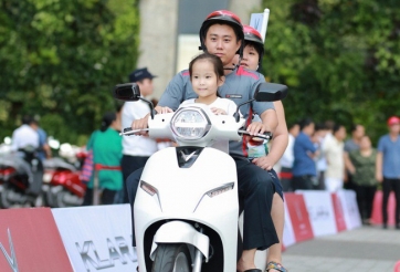 Giá xăng tăng cao, khách Việt 'quay xe' tìm mua xe máy điện