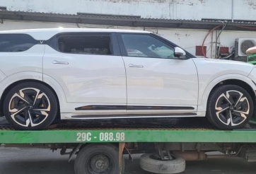 Bắt gặp VinFast VF 9 trên đường đi đăng kiểm tại Việt Nam