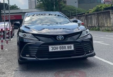 Mua Toyota Camry bấm được biển số 'ngũ quý' 8, chủ xe được dân mạng săn đón