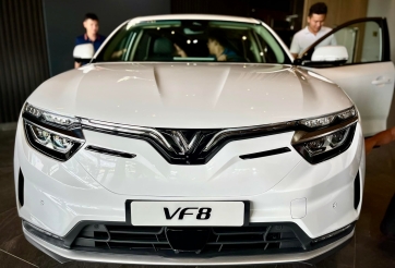 TRỰC TIẾP: VinFast bàn giao lô xe điện VF 8 đến khách hàng Việt