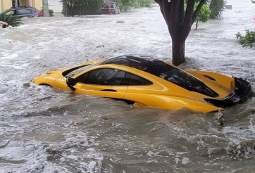 VIDEO: Tiếc “đứt ruột” siêu xe McLaren và Rolls-Royce bị bão cuốn trong vô vọng