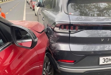Hà Nội: Kia Seltos móp đầu xe khi tông phải VinFast VF 8