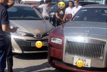 Chủ xe Toyota Vios “méo mặt” khi tông phải “biệt thự di động” Rolls-Royce Ghost