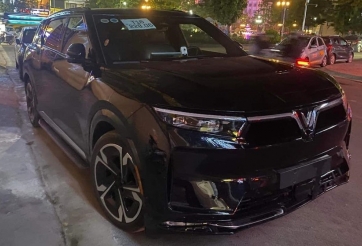 Bắt gặp VinFast VF 9 lăn bánh trên phố, nhiều chi tiết thu hút khách Việt