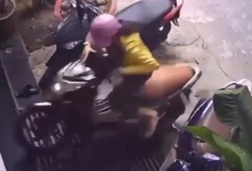 VIDEO: Nữ 'Ninja' đi xe máy bất ngờ mất lái bay thẳng vào nhà dân