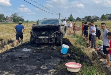 Thái Nguyên: Ô tô tiền tỷ cháy rụi khi mắc vào rơm phơi trên đường