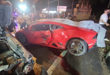 VIDEO: Siêu xe Lamborghini bị bán tải tông 'giữa mặt' khiến dân mạng xót xa