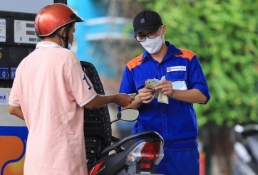 Từ 1/1/2023, giá xăng trong nước tăng mạnh tới hơn 1.000 đồng/lít